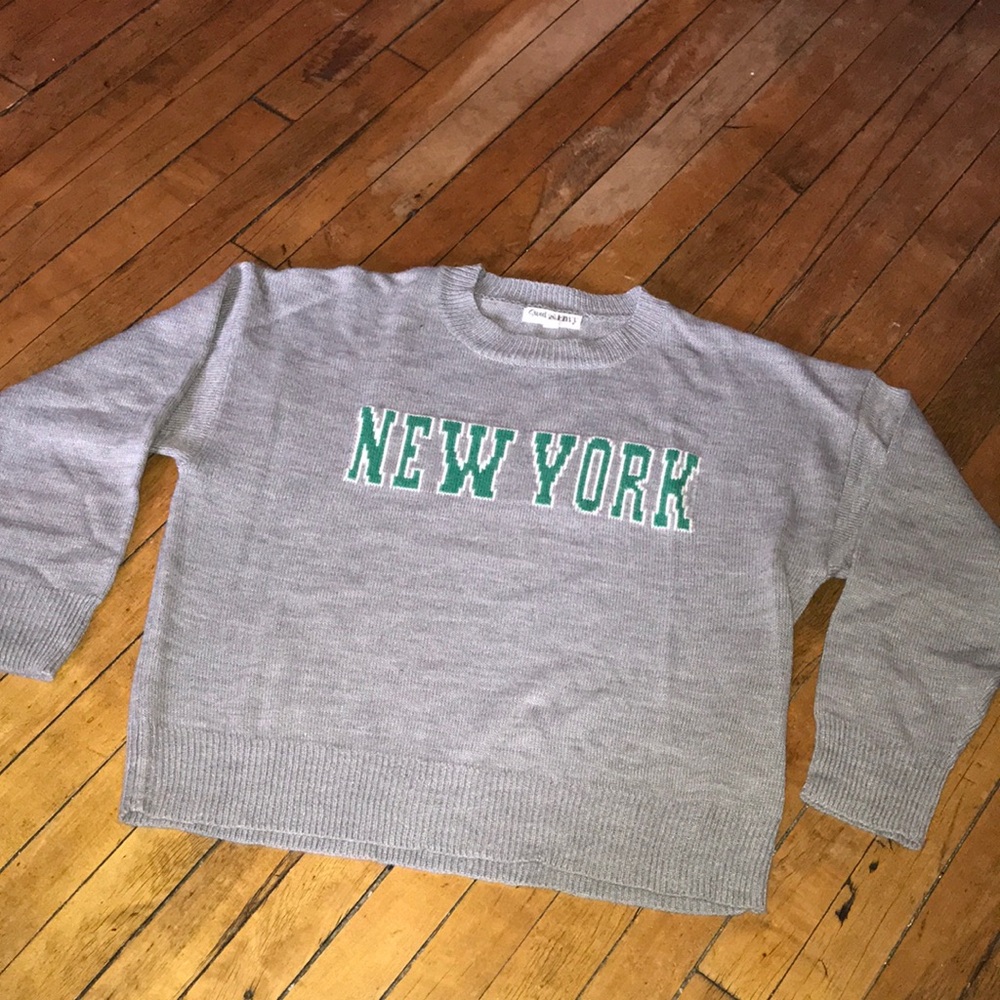 GAP Gray Sweater with‎ Green New York Design